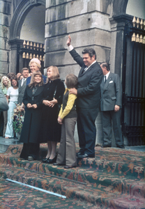 22292 Afbeelding van H.J.L. Vonhoff met zijn familie na zijn installatie tot burgemeester op het bordes van het ...